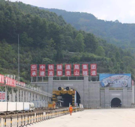 The first long tunnel of China's railway breaks the deepest record of domestic shafts
