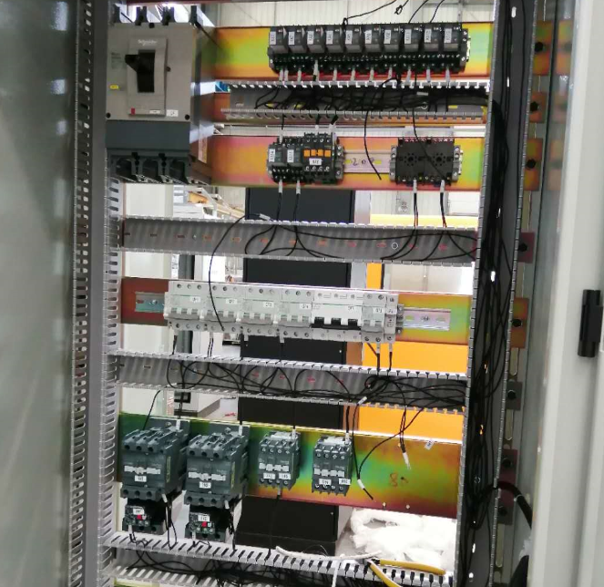 Low voltage distribution cabinet, power distribution cabinet
